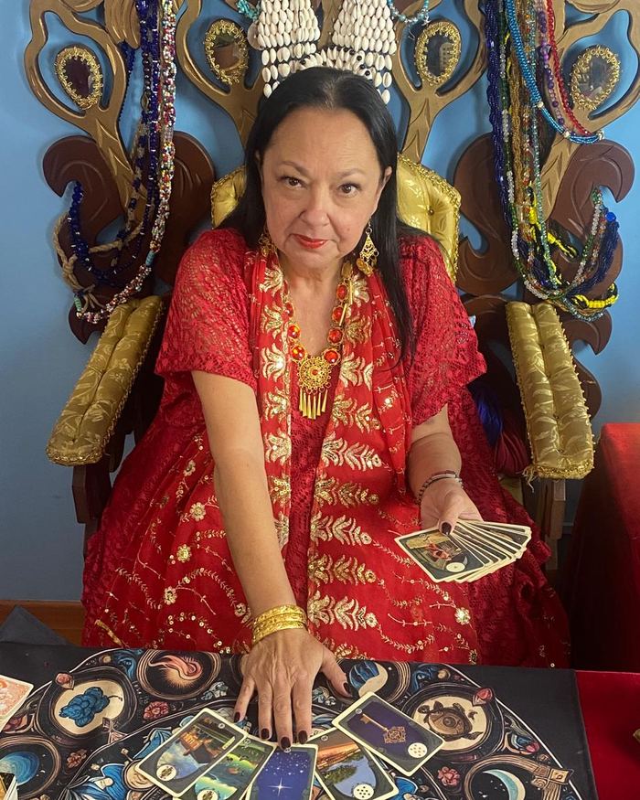 Consulta de amarração amorosa com cartas de tarot sobre a mesa