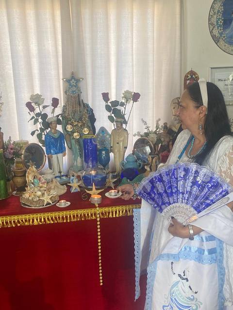 Mãe Dalva sorridente, com o baralho cigano em mãos