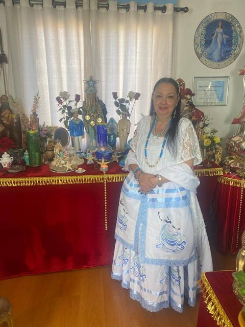 Mãe Dalva em consulta com a bola de cristal