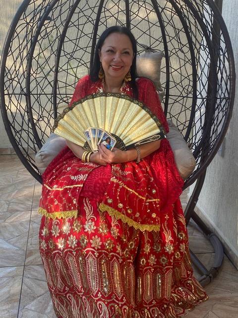Mãe Dalva junto à imagem sagrada, em momento de devoção