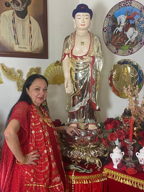 Mãe Dalva no trono, com colares e adornos sagrados