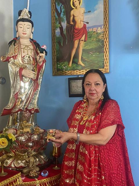 Mãe Dalva junto à imagem sagrada, em momento de oferenda