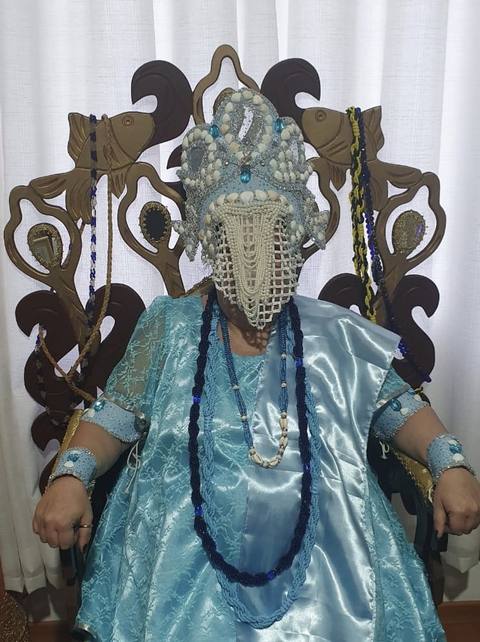 Mãe Dalva em momento de oferenda junto à árvore sagrada