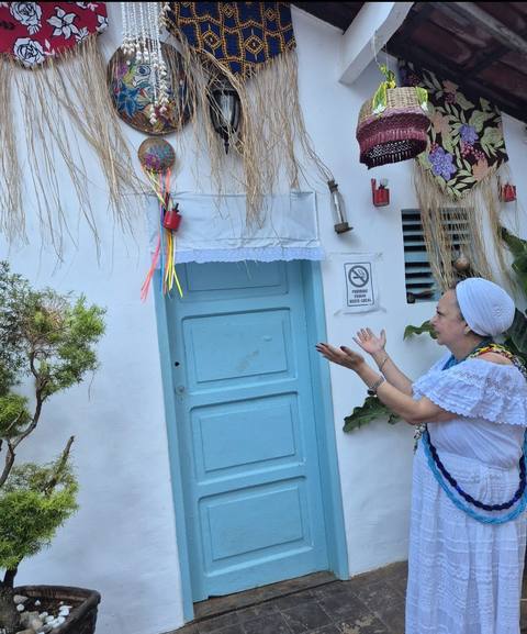 Mãe Dalva com o baralho de tarot em mãos, no espaço de consulta