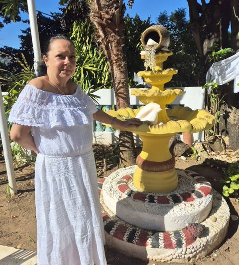 Mãe Dalva em momento de paz junto à fonte de água