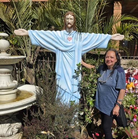 Mãe Dalva em momento de fé junto ao altar